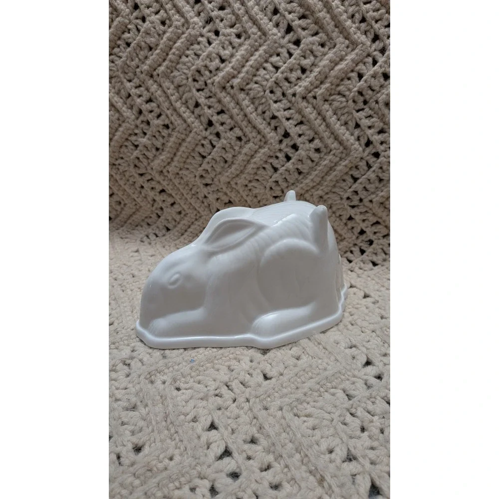 Vintage White Ceramic Rabbit Jelly Mold Figural Bunny Easter Kitchen Decor